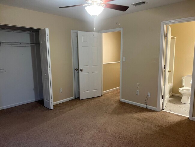 Foto del edificio - 2225 Timberwood Circle South