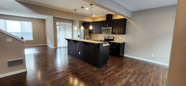 Foto del edificio - Spacious 3 bedroom Home MOVE-IN READY