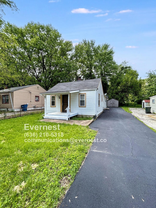 Building Photo - Charming 2-Bedroom Home with Off-Street Pa...