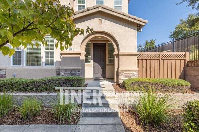 Building Photo - Fabulous 3 Bedroom Folsom Home - Tier 1