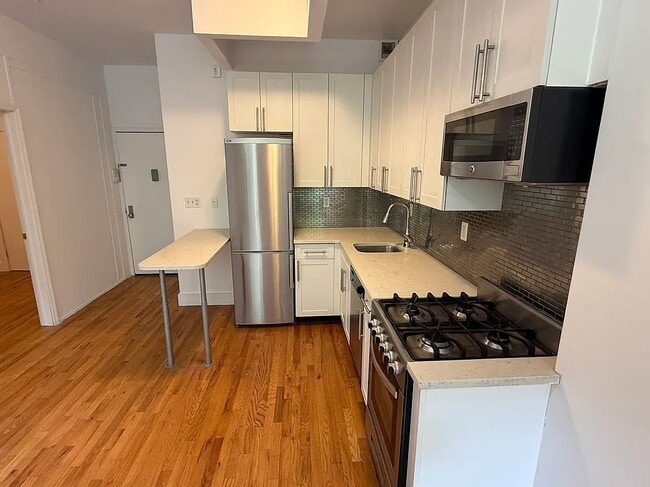 Building Photo - 639 Tenth Avenue
