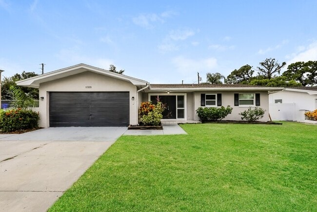 Building Photo - 1023 San Pedro Dr