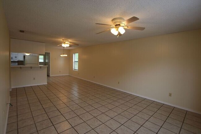 Building Photo - Available Now! 2 Bed 1 Bath Duplex in Flin...