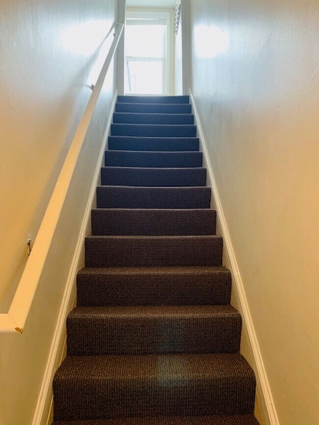 Building Photo - 714 9th St SE