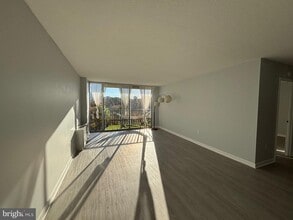 Building Photo - 4600 S Four Mile Run Dr