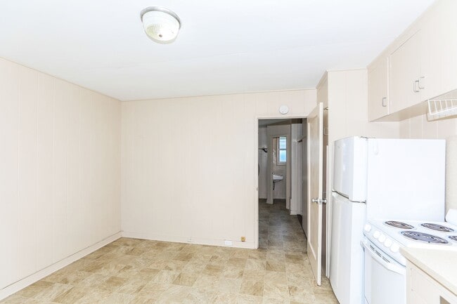 Building Photo - Waiola Street - upstairs 1 bedroom, 1 bath with 1 covered parking