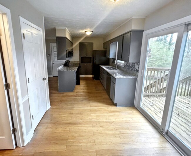 Building Photo - 3198 Village Glen Dr SW