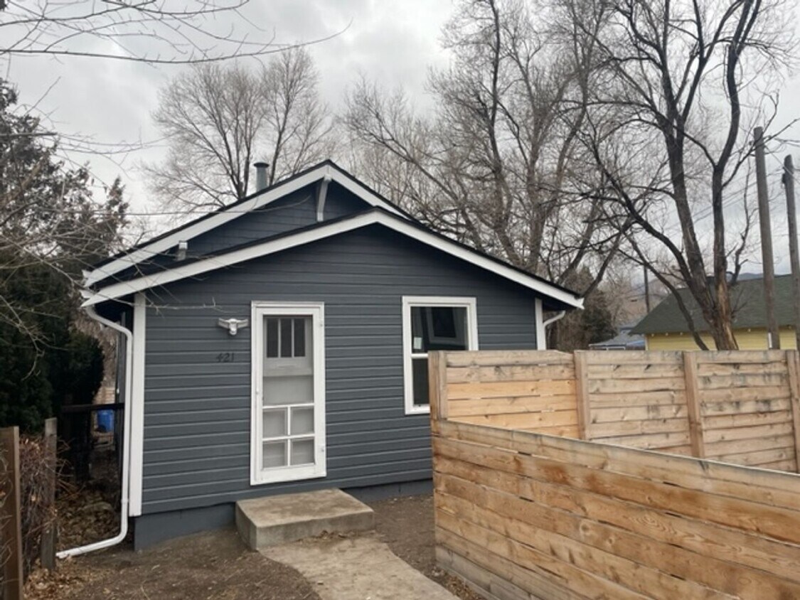 Adorable West Side Bungalow - Adorable West Side Bungalow