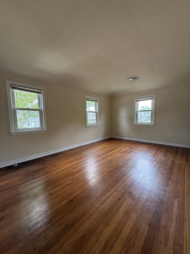 Building Photo - 1 bedroom | 1 bath - Oaklyn, NJ - Nice Quiet Neighborhood