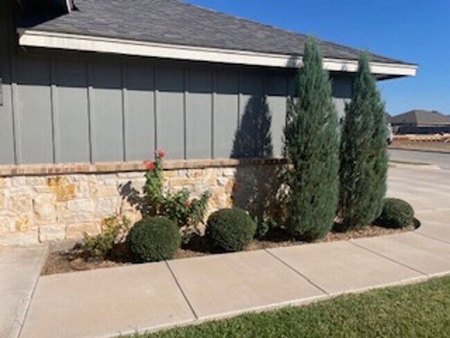 Building Photo - Executive rental on Carrera!  3/2/2