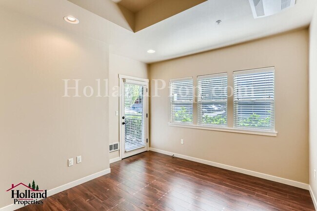 Foto del edificio - Nice ground floor 1 bedroom condo. Less than 1/4 mile to Nike!