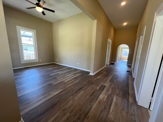 Foto del edificio - 3 bedroom 2 bathroom off Lurleen Blvd. in Northport