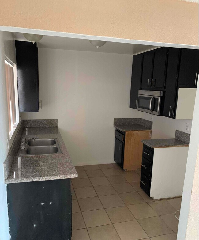 Building Photo - 204 N Mayflower St