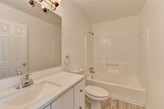 Building Photo - 4 Bedroom/2 Bath Renovated Home Available ...