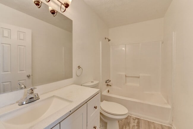 Foto del edificio - 4 Bedroom/2 Bath Renovated Home Available ...