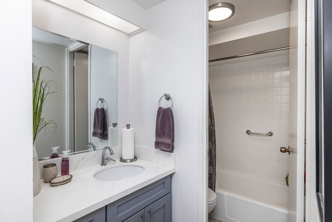 Building Photo - Harbor Square Condo