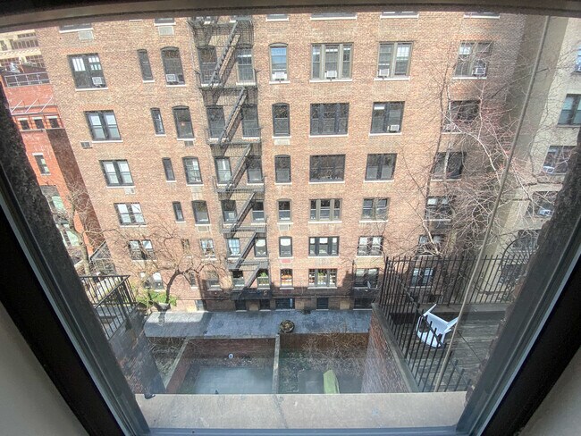Building Photo - 121 W 69th St