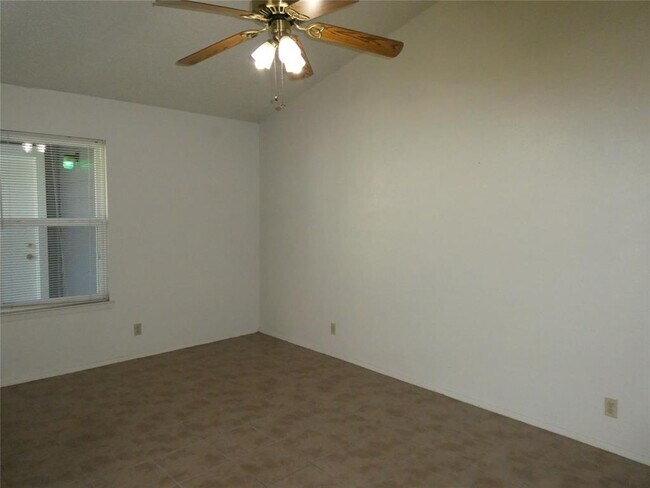 Foto del edificio - 8705 Pineridge Dr