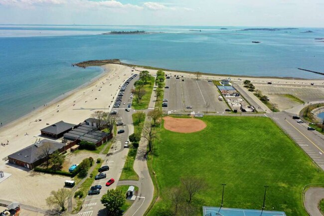 Foto del edificio - 2 Newtown Turnpike