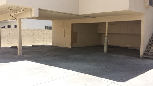Foto del edificio - 4833 Elmwood Ave