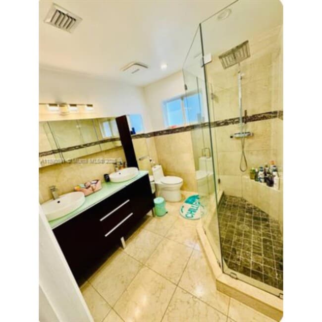 Foto del edificio - 9240 Byron Ave