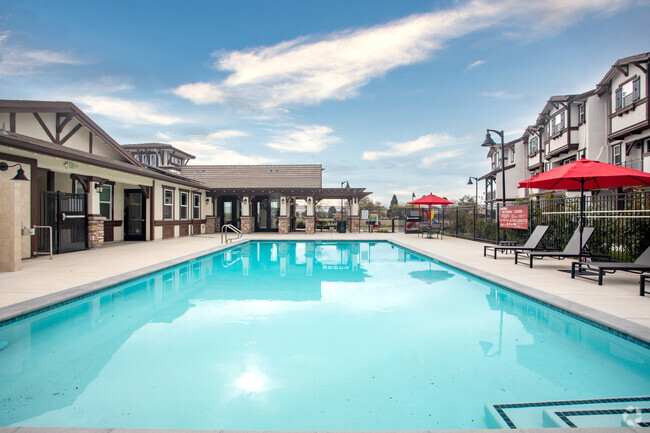 Piscina - Diamond Creek Apartments