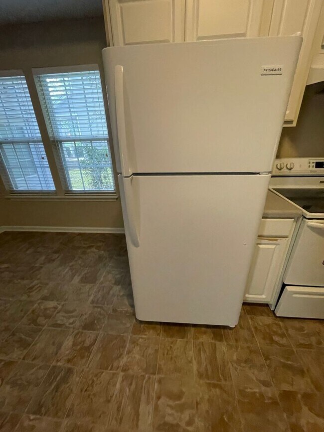 Building Photo - 3 bedroom 2 bath home, Bonus has closets!!