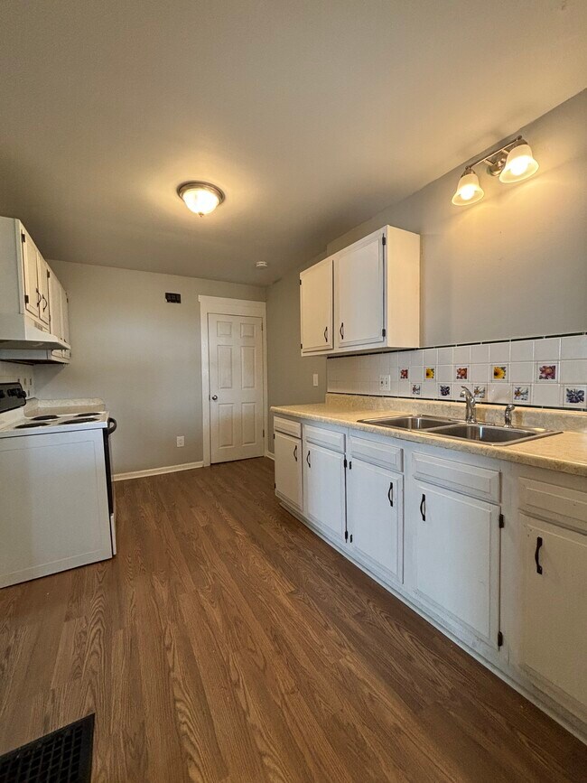 Foto del edificio - 554 E Cecil St