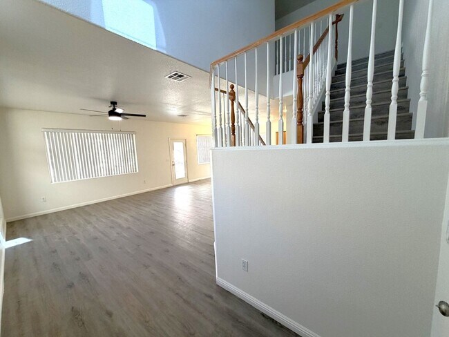 Building Photo - BEAUTIFUL 4 BEDROOM, 2.5 BATH HOME