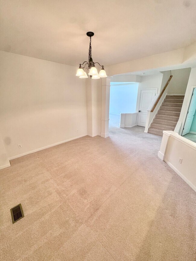 Building Photo - THREE BEDROOM/2.5 BATH TOWNHOME located in PARKLAND School District!