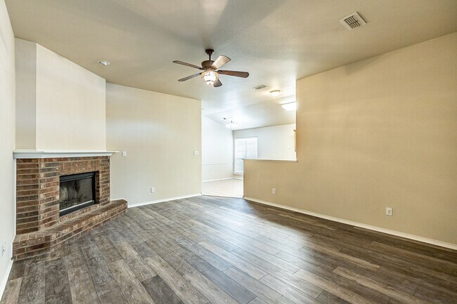 Building Photo - Recently Updated, Large 3/2/2 with Bonus R...