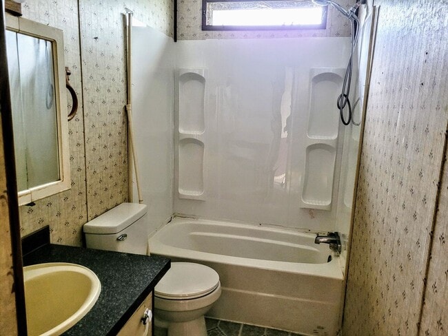 Building Photo - Manufactured home close to FLW