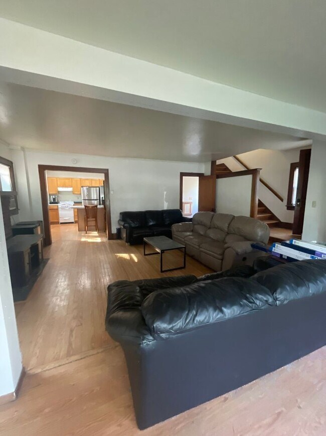 Foto del edificio - 926 Sylvan Ave