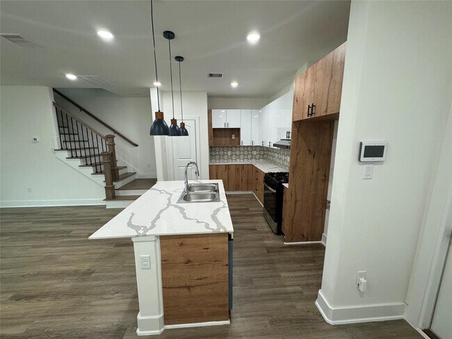 Building Photo - 851 S Victory Dr