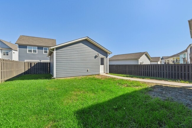Foto del edificio - Nice 4 bedroom home with fenced yard