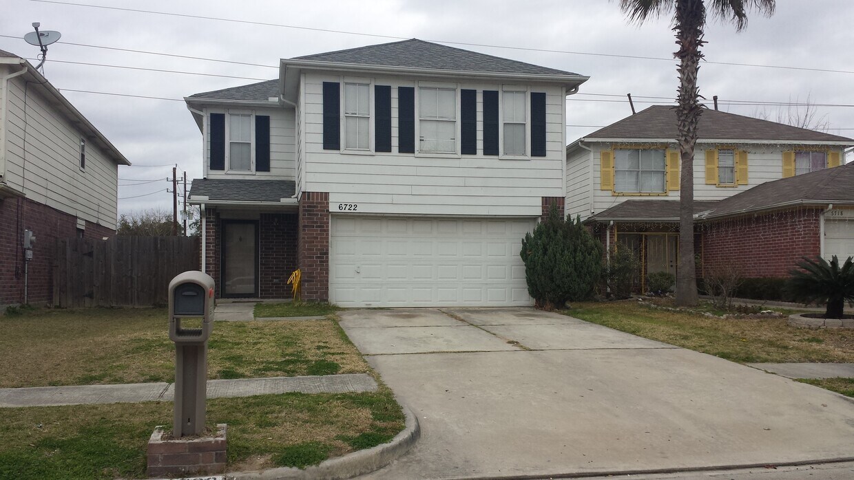 Foto principal - Completely remodeled property in the heart...