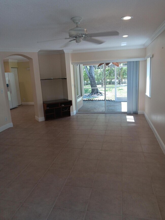 Foto del edificio - 4983 Pinemore Ln