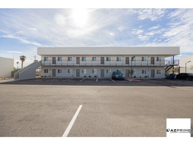 Building Photo - Elevate Your Lifestyle in This Stylish 2/2 Apartment, Perfectly Situated Near the Best of Phoenix.