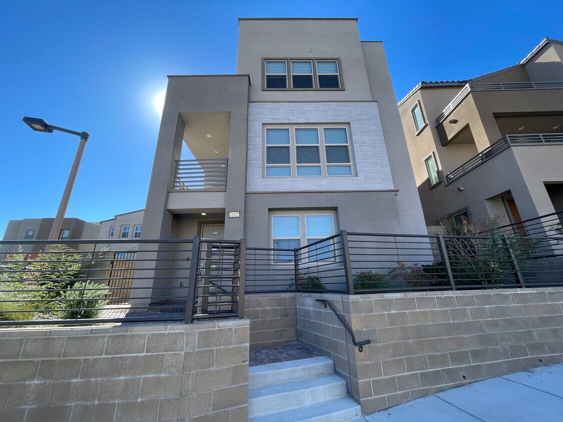 Foto principal - 11527 Hawking Ave