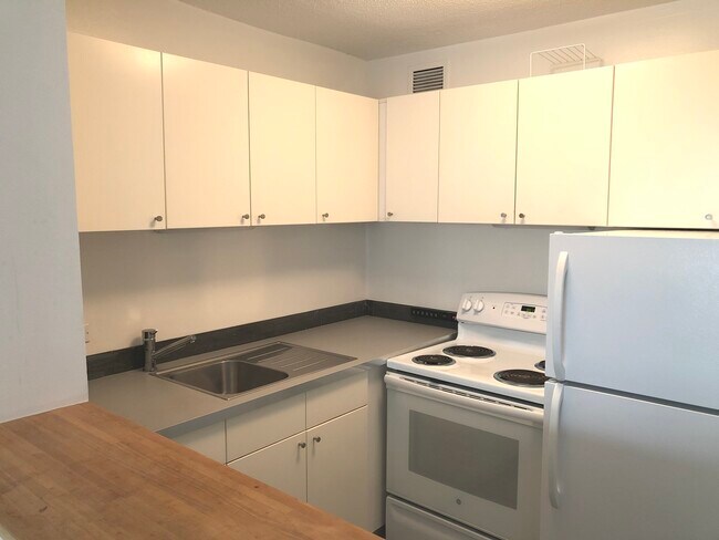 Building Photo - 2728 N Hampden Ct