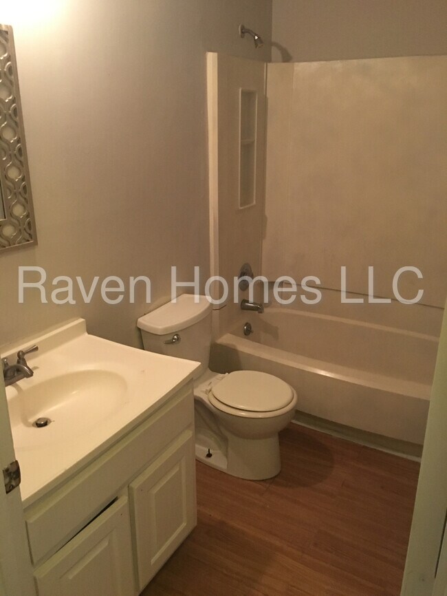 Building Photo - newly remodeled House in great location