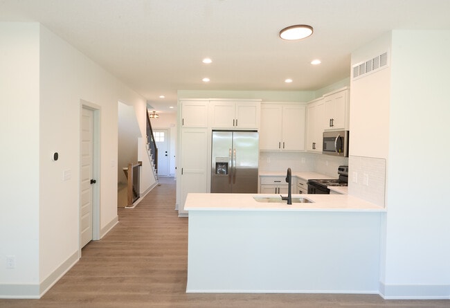 Mirando desde la cocina hacia la puerta principal - Eagle Creek Townhomes