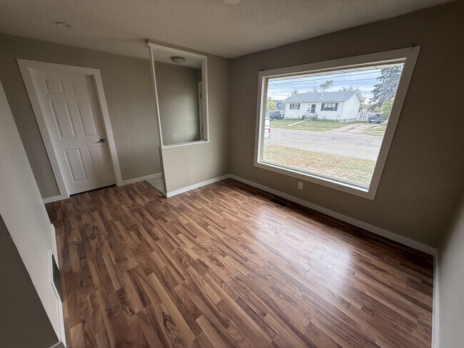 Building Photo - 4812 47 Ave