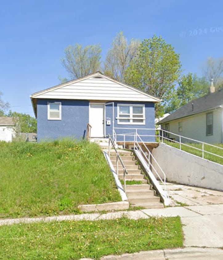 Building Photo - 904 N Blauvelt Ave