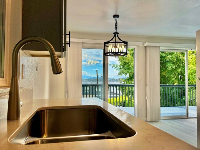 Foto del edificio - Newly Remodeled Top-Floor Duplex w/ Lake a...