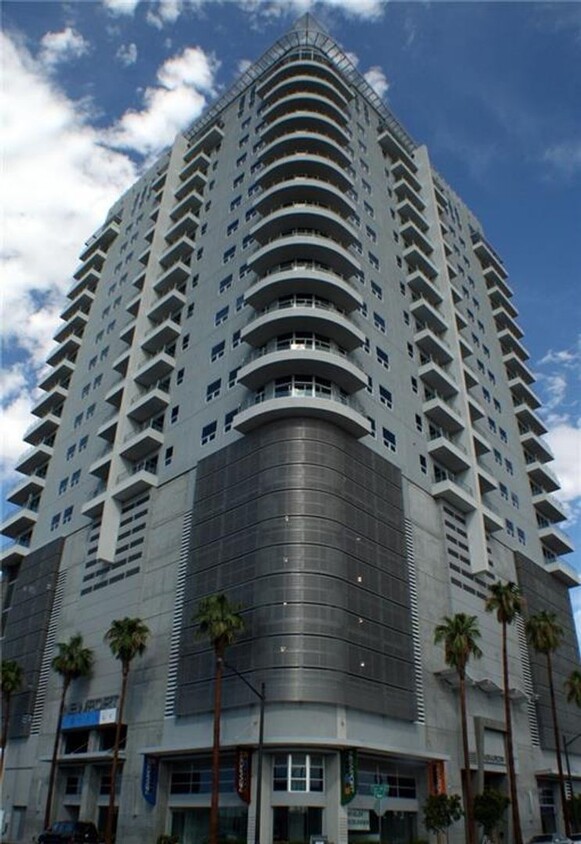 Foto principal - Beautiful Two Bedroom High Rise Condo