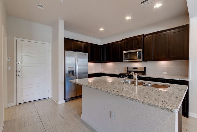 Foto del edificio - 13800 Lyndhurst St