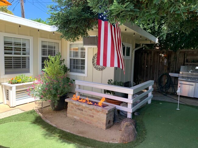 Foto del edificio - 1558 Saint Francis Dr