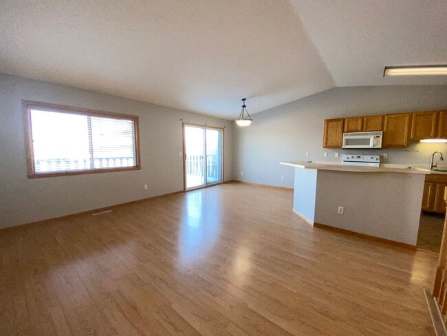 Building Photo - 3 Bedroom Twinhome near the New Sandford Hospital!!
