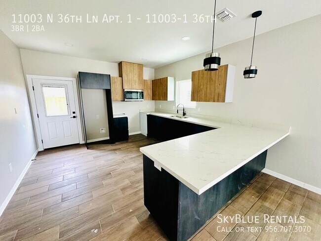 Foto del edificio - 11003 36th, 11003-1 36th